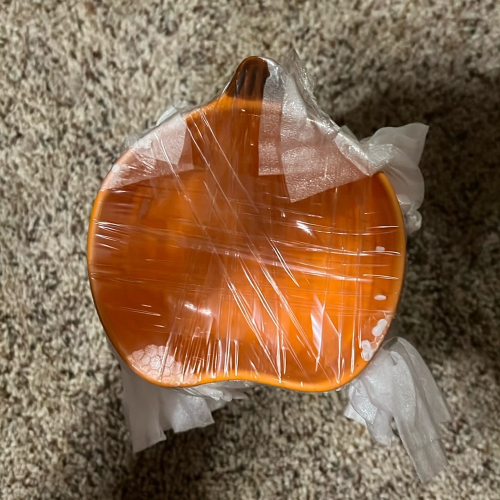 Set 6 small ceramic pumpkin bowls. New, wrapped and ready to go.